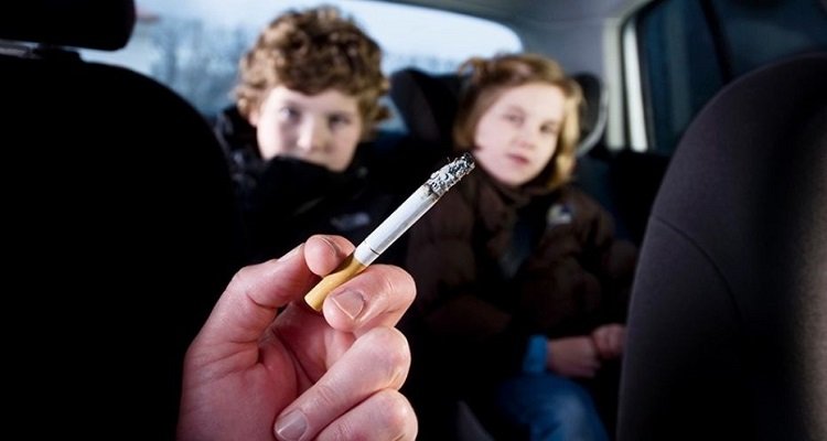 Fumar em veículo que conduza gestante, criança ou adolescente pode virar crime