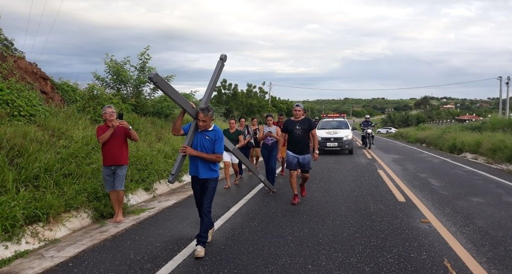 Homem carrega cruz até a Barragem de Quixeramobim para pagar promessa