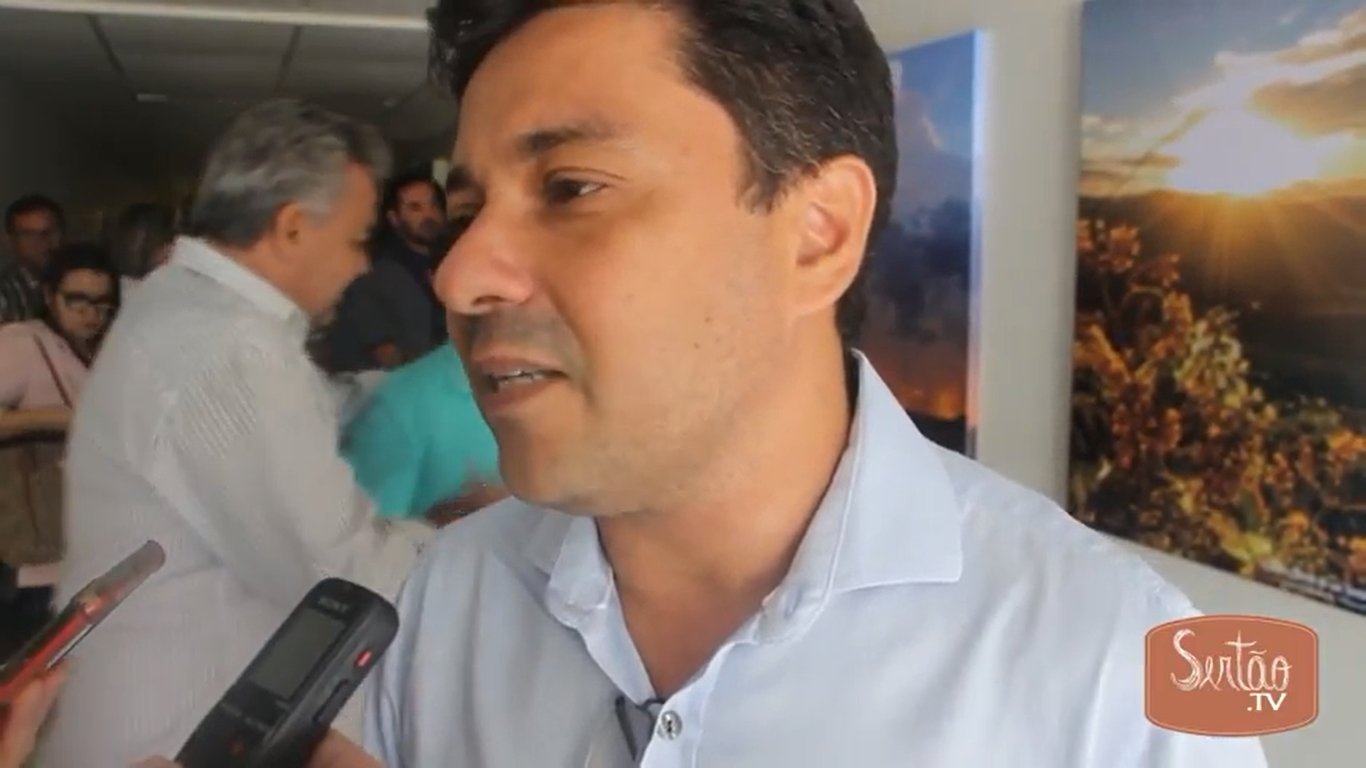 Secretário Henrique Javi visita Hospital Regional do Sertão Central e anuncia abertura de mais leitos