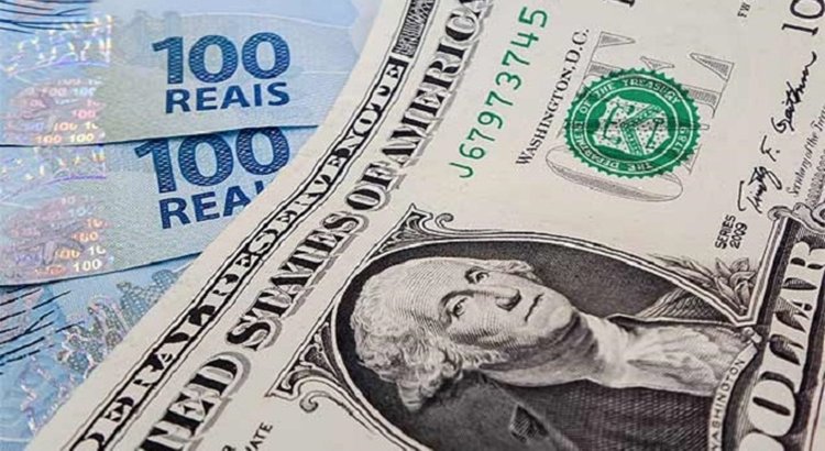Dólar cai para R$ 3,74 após ação do Banco Central