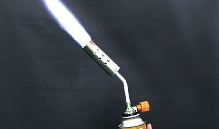 Bandidos utilizam maçarico para arrombar caixa eletrônico de agência bancária