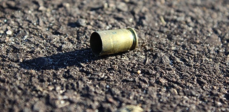 Três crianças são atingidas por tiros enquanto brincavam em praça pública