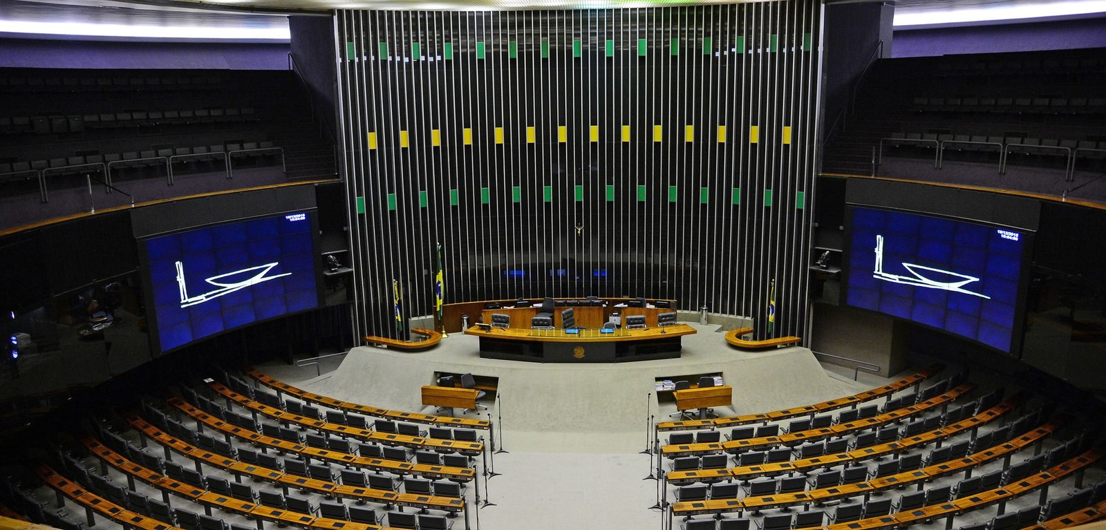 PEC quer reduzir número de deputados federais, estaduais e senadores