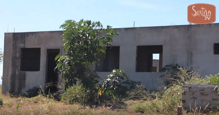 SerTão TV: Obra de escola em comunidade de Quixeramobim é tomada pelo mato e segue sem prazo de conclusão
