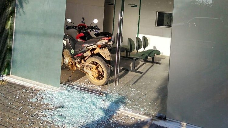 Grupo armado explode agência bancário no município de Santana do Acaraú