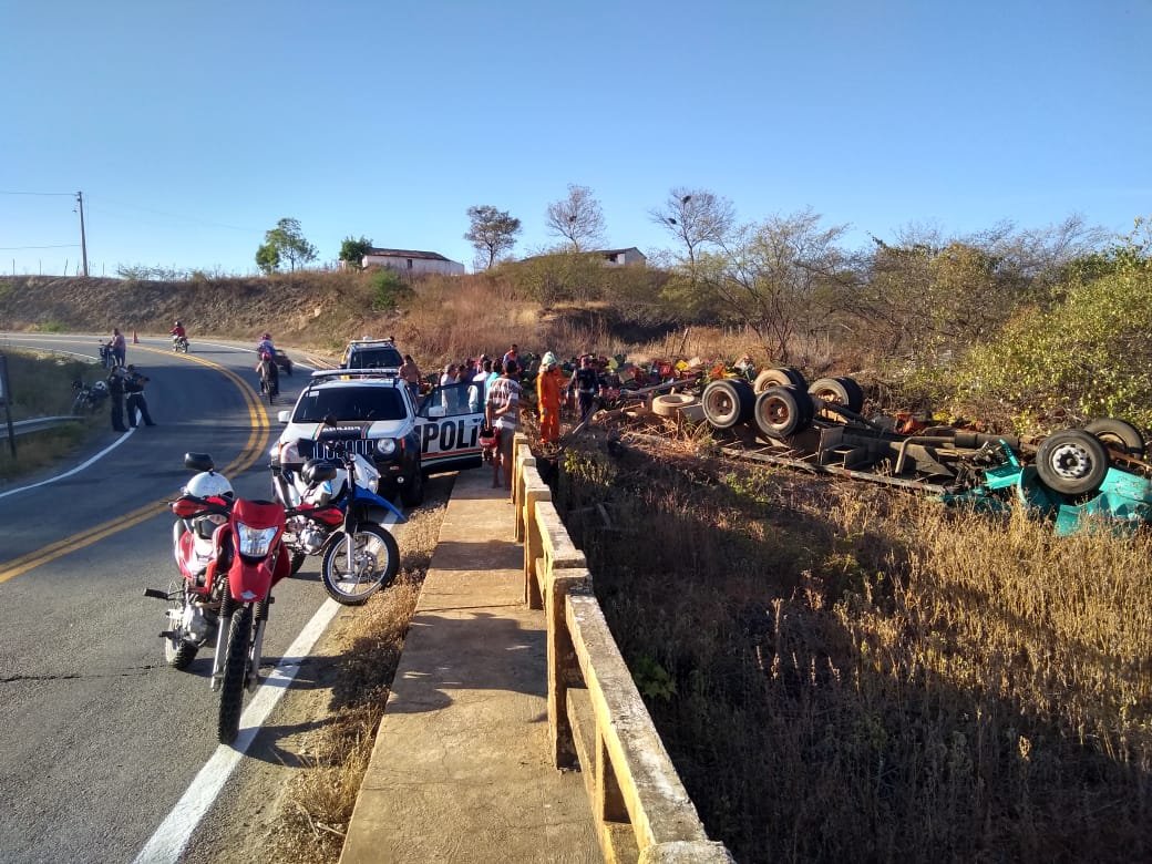 CE 166/265: Motorista de caminhão morre após veículo tombar em curva nas Flores