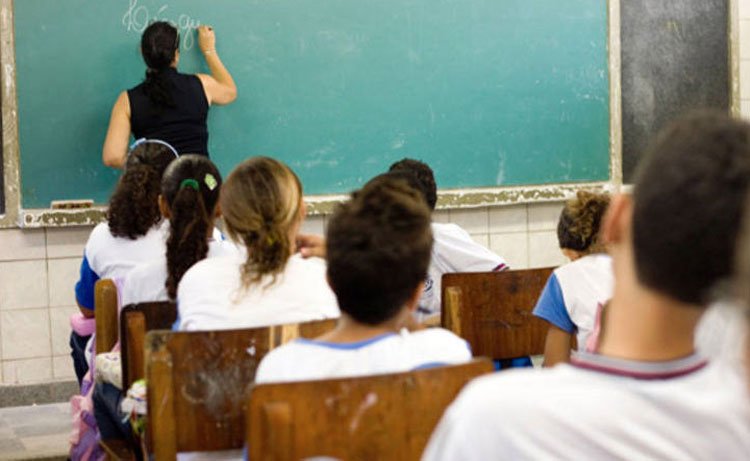 Historicamente desvalorizados, professores de Quixeramobim trabalham sem anuênios, sem licença-prêmio e com parcela do 13º atrasada