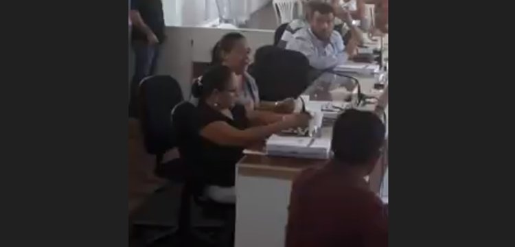 Vídeo: Aprovada em processo seletivo, mulher chora em plenário da Câmara de Quixeramobim ao pedir emprego