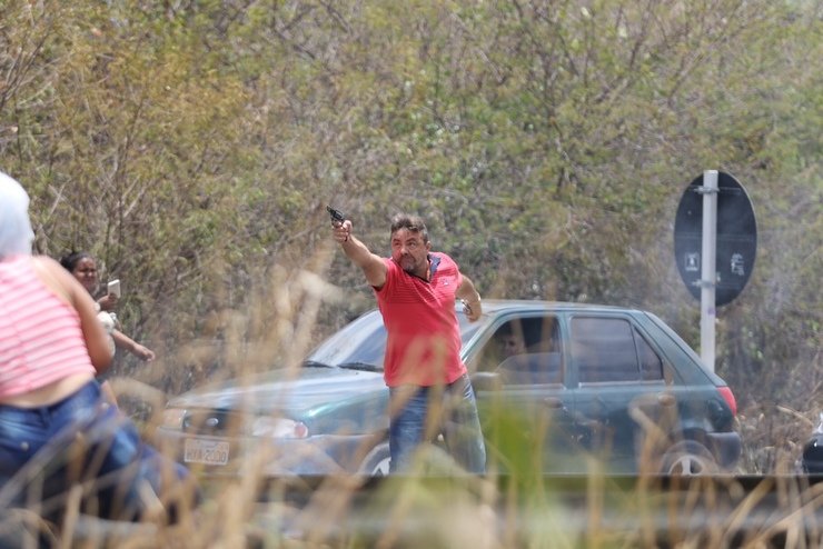 Homem dispara tiro de arma de fogo em protesto de mulheres na BR-116 e é preso