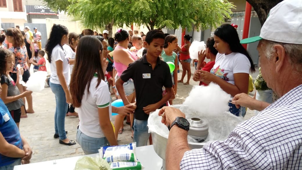 Campanha “Um Brinquedo Por um Sorriso” acontece neste momento na Escola Humberto Bezerra
