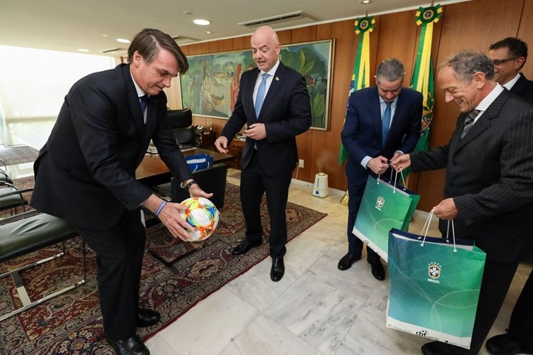 10042019-ministro-do-gsi-presidente-da-fifa-presidente-da-conmebol-e-presidente-da-cbf_33703709168_o