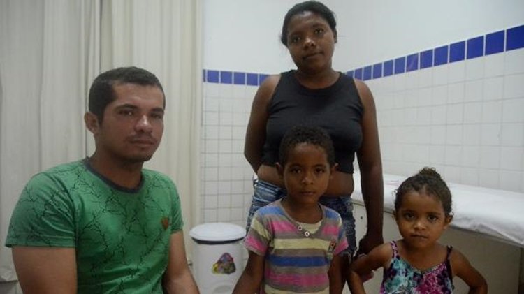 messias-calado-sua-mulher-benedita-honorato-e-os-filhos-de-dois-e-quatro-anos-procuraram-o-posto-de-saude-e-nao-encontraram-medico-em-campo-alegre-alagoas-1562379514282_v2_600x337