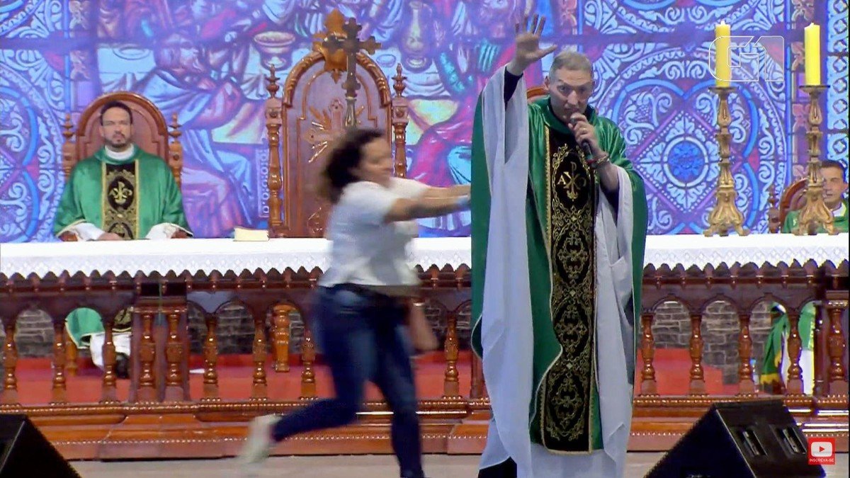 Vídeo: Mulher empurra Padre Marcelo Rossi de altar durante missa na Canção Nova