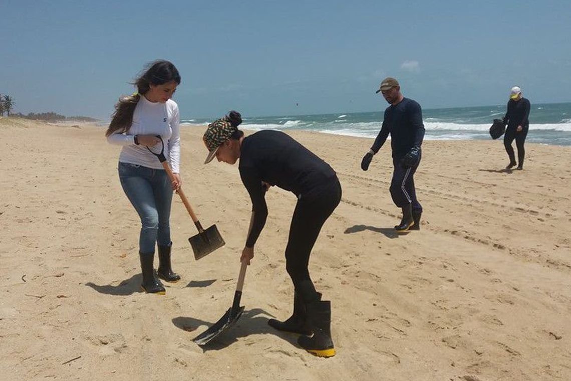 Praia do Futuro está imprópria para banho devido a manchas de óleo