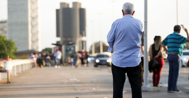 Idosos na região central de Brasília.