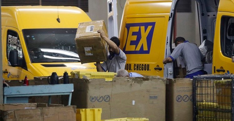 Movimento no Centro de Tratamento de Encomendas dos Correios, em Benfica