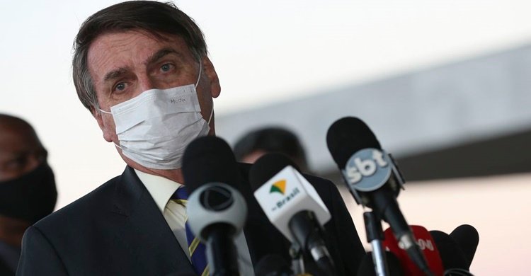 O presidente Jair Bolsonaro fala à imprensa no Palácio da Alvorada