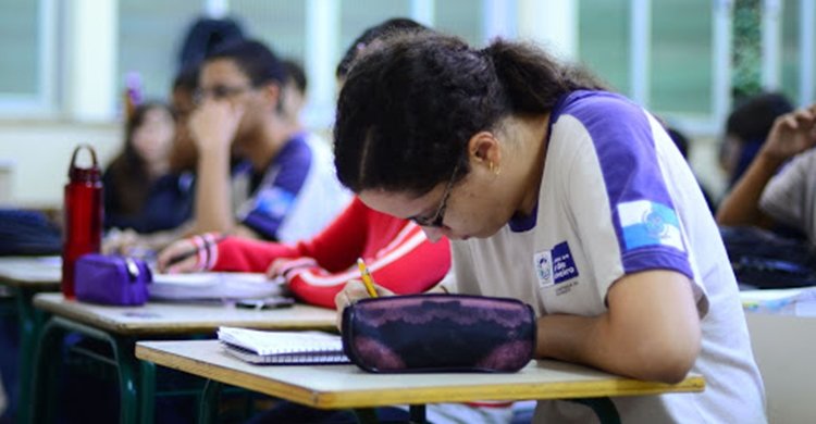 Escola Estadual Pedro Álvares Cabral. Alunos em sala de aula.