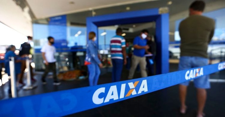 Fila para entrada em agência da Caixa, em Brasília.