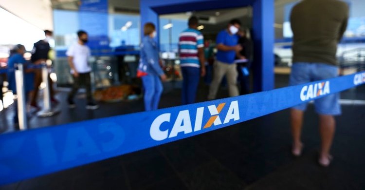 Fila para entrada em agência da Caixa, em Brasília.
