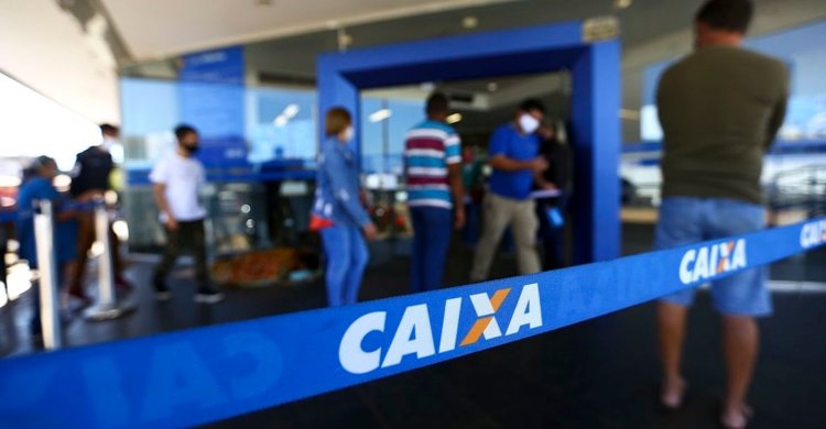Fila para entrada em agência da Caixa, em Brasília.