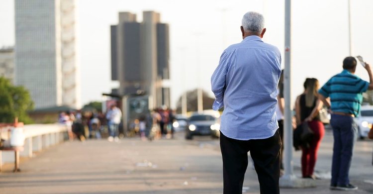 Idosos na região central de Brasília.