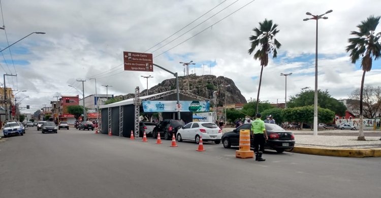 Drive-thru em Quixadá passa a vacinar idosos a partir de 70 anos
