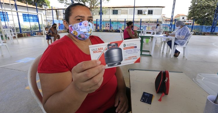 ENTREGA DE VALE-GAS NO MUNICIPIO DO CRATO