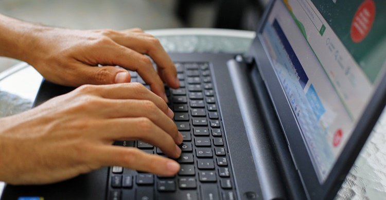 FOTO ILUSTRATIVA PARA MATERIA INFORMANDO ENTREGA DE NOTEBOOKS AO