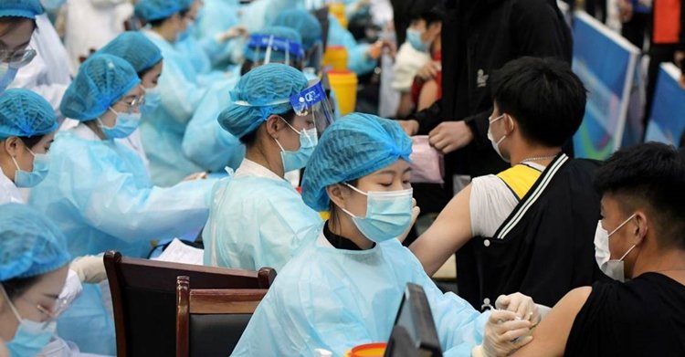 x93395473_FILE-PHOTO-Medical-workers-inoculate-students-with-the-vaccine-against-the-coronavirus-dise.jpg.pagespeed.ic.9hHxTCoFgu