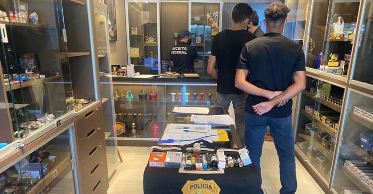 Policia-Civil-e-Receita-Federal-deflagram-operacao-contra-venda-ilegal-de-cigarros-eletronicos-e-apreendem-cerca-de-R-900-mil-em-produtos-1200x900