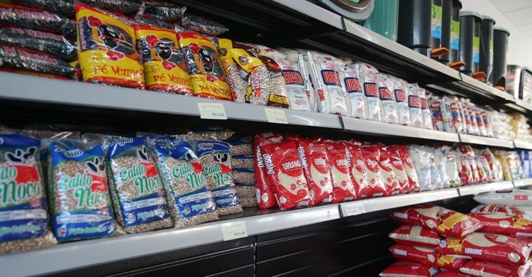 Sacos de arroz à venda em mercado. Foto: Geraldo Bubniak/AEN