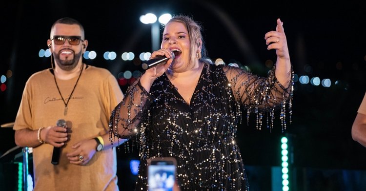 Cantora quixadaense Lia Almeida se apresenta no maior São João do Cerrado