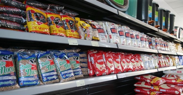 Sacos de arroz à venda em mercado. Foto: Geraldo Bubniak/AEN