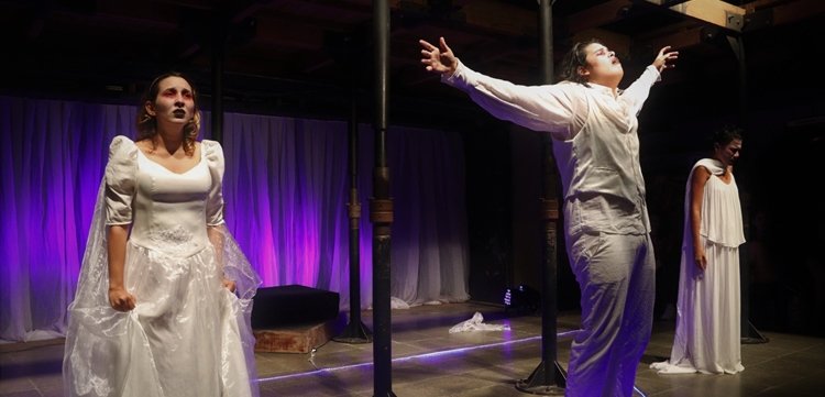 Estreia do espetáculo “Entre Quatro Paredes” reúne centenas de pessoas no Porão do Theatro José de Alencar