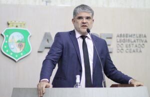 MPCE requer afastamento do deputado Leonardo Pinheiro por improbidade administrativa