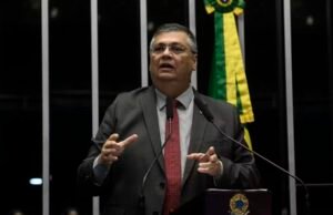 Flávio Dino entra com proposta para trocar aposentadoria compulsória por demissão sem salário de juiz, militar e promotor que cometerem delitos graves