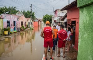Corpo de Bombeiros e Defesa Civil auxiliam famílias afetadas por inundação de rio em Santa Quitéria