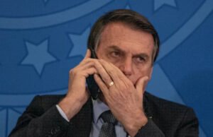 PF mira Bolsonaro, Braga Netto, Valdemar e outros em operação sobre tentativa de golpe em 2022 Foto do ex-presidente falnado ao telefone cobrindo a boca.