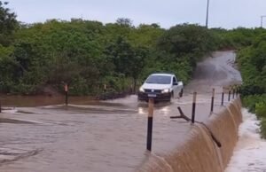 Passagem molhada de Caraúba, em Itatira, transborda após chuvas na região