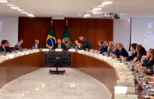 Em vídeo, Bolsonaro orienta ministros a questionar urnas e Judiciário