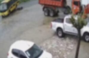 Jovem morre ao cair de moto e ser atropelada por ônibus escolar em Boa Viagem