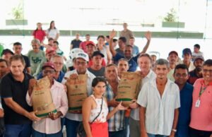 Programa Ouro Branco: Ematerce entrega sementes para retomada da cultura do algodão em Quixeramobim