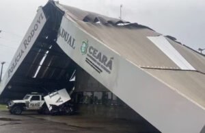 Cobertura de posto da Polícia Rodoviária Estadual desaba durante forte chuva em Aquiraz