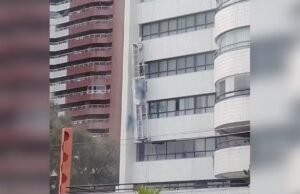 Andaime cai em Fortaleza e trabalhadores ficam pendurados por cordas a cerca de 20 metros do chão