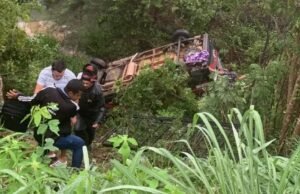 Topique cai em ribanceira na CE-153 e 11 pessoas ficam feridas