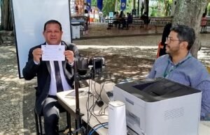 Presidente do TRE-CE visita zonas de Juazeiro do Norte e transfere título de eleitor para o município