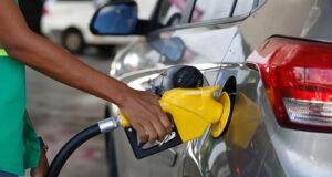 Governo estuda aumentar para 32% a mistura de etanol na gasolina para conter impactos nos preços