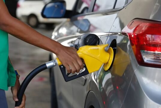 Governo estuda aumentar para 32% a mistura de etanol na gasolina para conter impactos nos preços