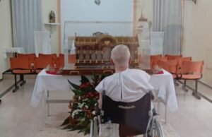 Dom Adélio Tomasin recebe visita das relíquias de Santa Teresinha